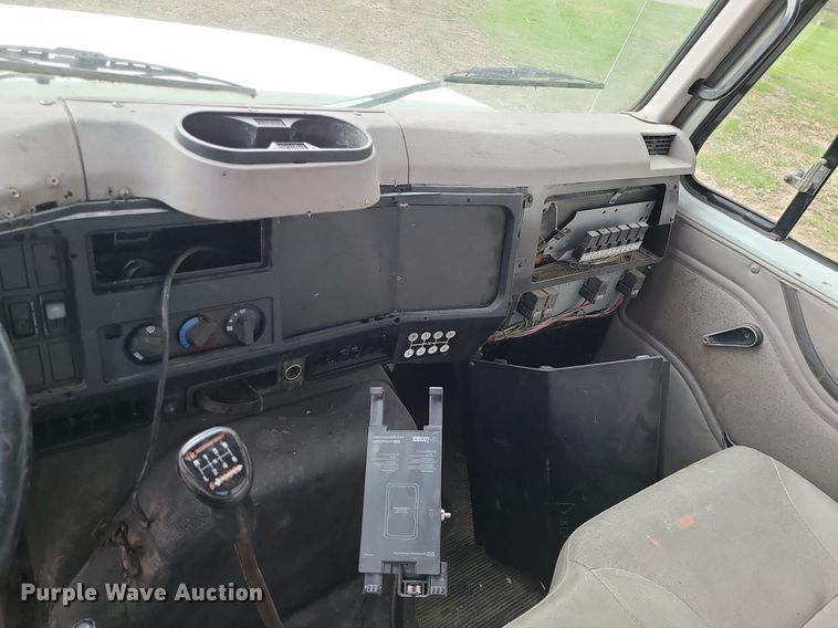 image for item MX9618 1999 International 4700  truck cab and chassis