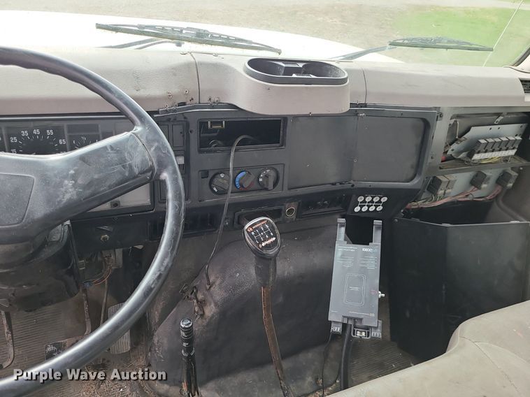 image for item MX9618 1999 International 4700  truck cab and chassis