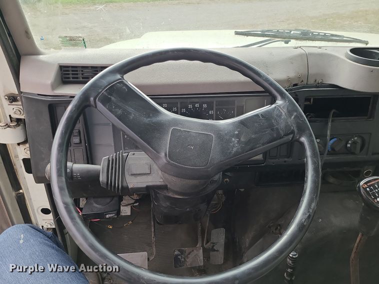 image for item MX9618 1999 International 4700  truck cab and chassis