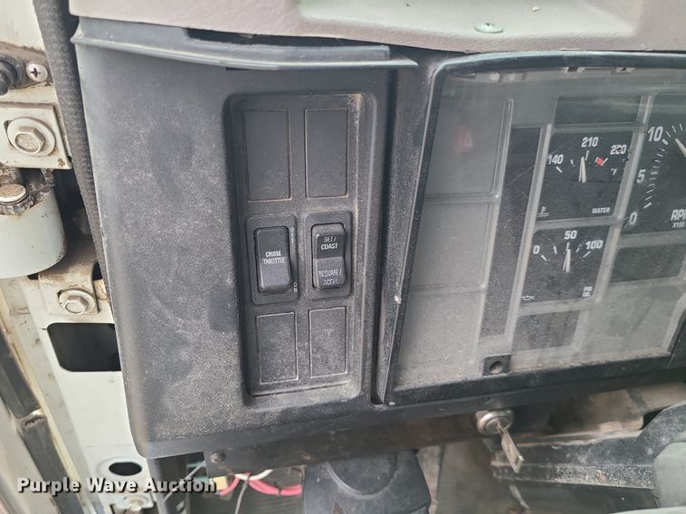 image for item MX9618 1999 International 4700  truck cab and chassis