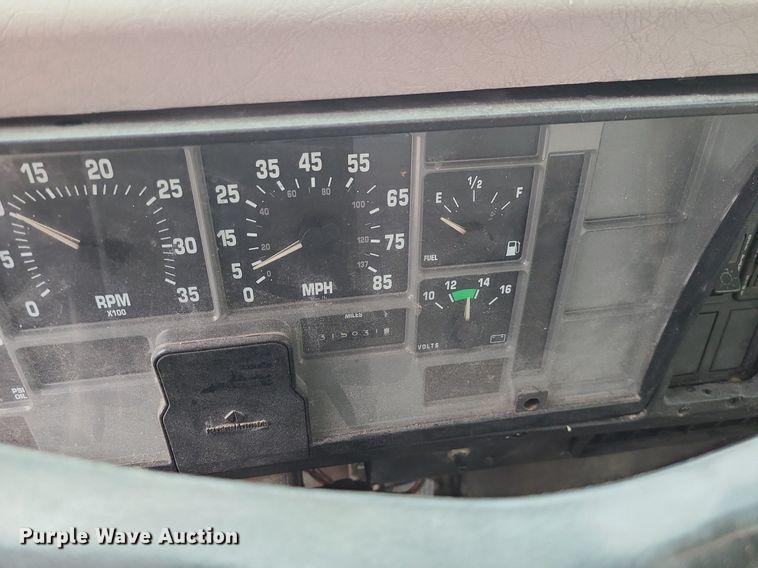 image for item MX9618 1999 International 4700  truck cab and chassis