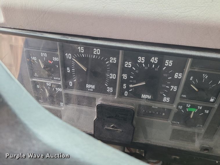 image for item MX9618 1999 International 4700  truck cab and chassis