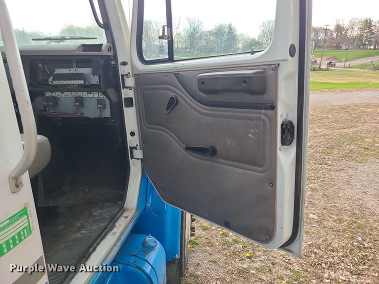 image for item MX9618 1999 International 4700  truck cab and chassis