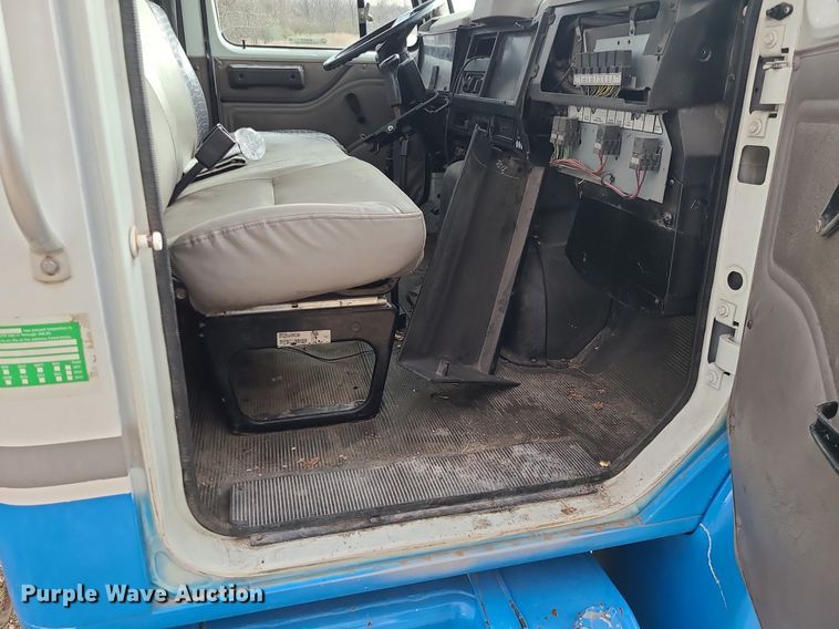 image for item MX9618 1999 International 4700  truck cab and chassis