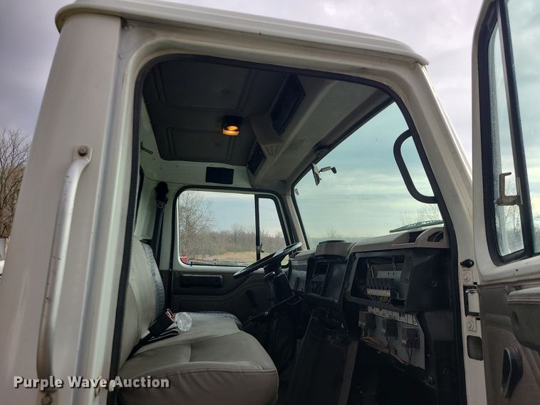 image for item MX9618 1999 International 4700  truck cab and chassis