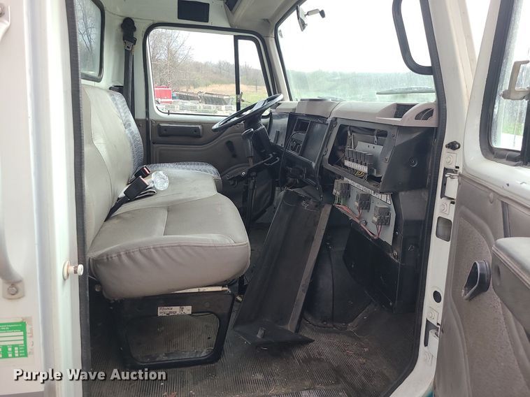 image for item MX9618 1999 International 4700  truck cab and chassis