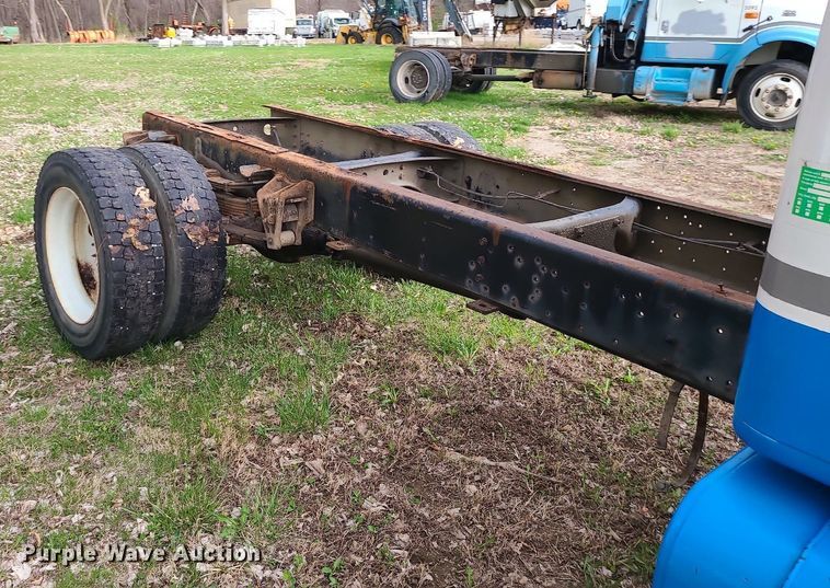 image for item MX9618 1999 International 4700  truck cab and chassis