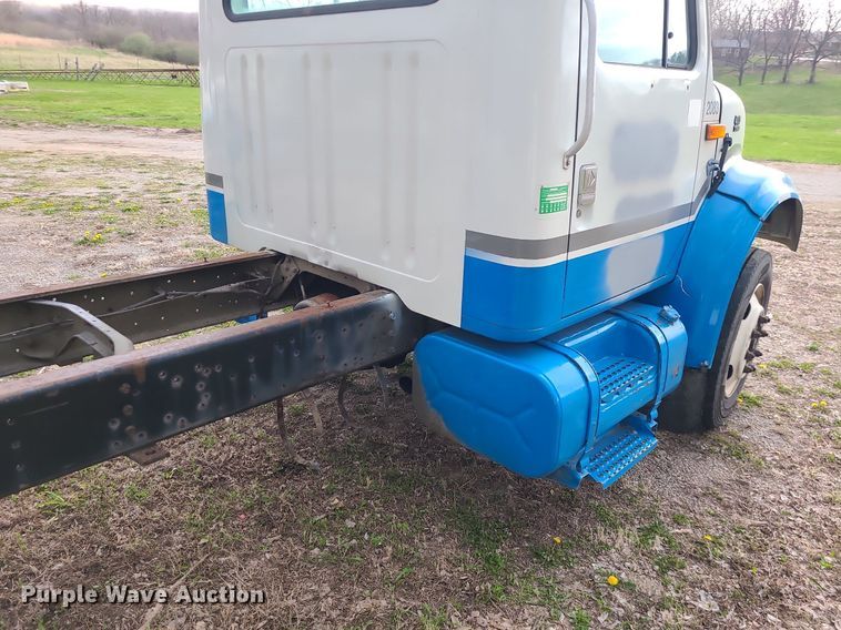 image for item MX9618 1999 International 4700  truck cab and chassis