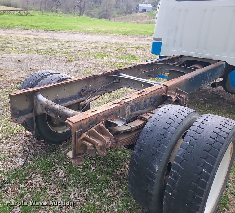 image for item MX9618 1999 International 4700  truck cab and chassis