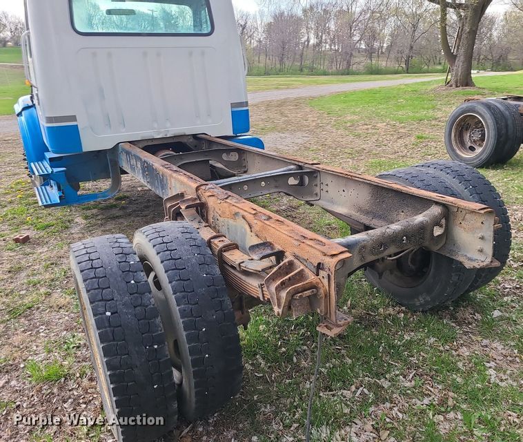 image for item MX9618 1999 International 4700  truck cab and chassis