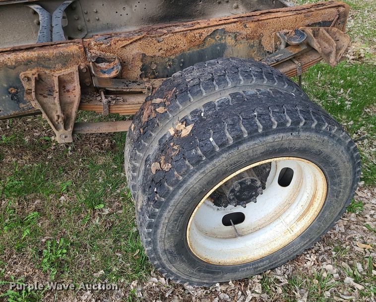 image for item MX9618 1999 International 4700  truck cab and chassis