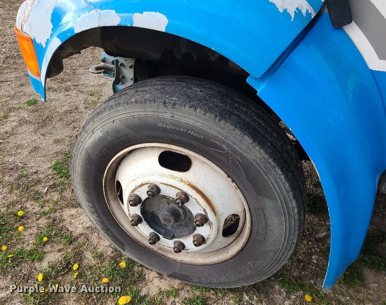 image for item MX9618 1999 International 4700  truck cab and chassis