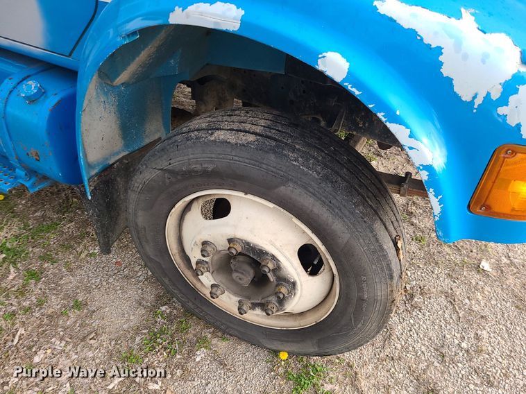 image for item MX9618 1999 International 4700  truck cab and chassis