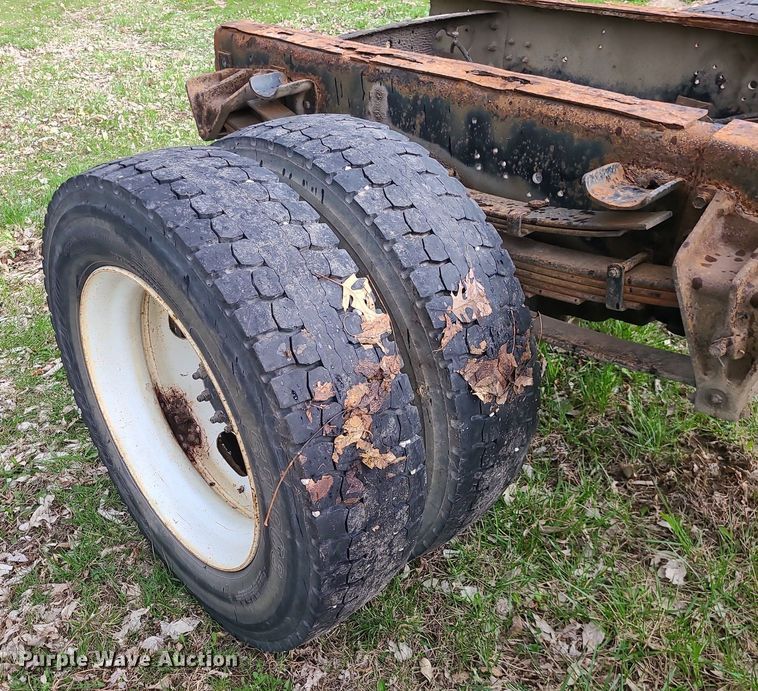 image for item MX9618 1999 International 4700  truck cab and chassis