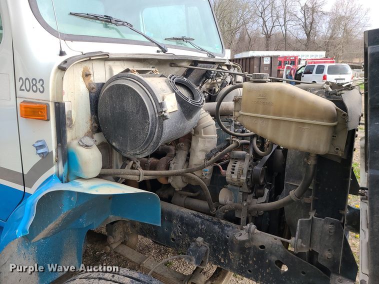 image for item MX9618 1999 International 4700  truck cab and chassis