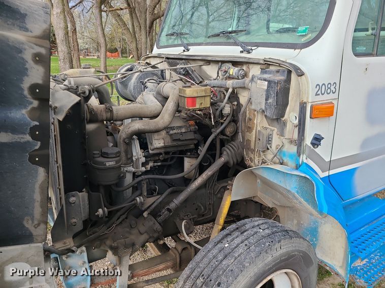 image for item MX9618 1999 International 4700  truck cab and chassis