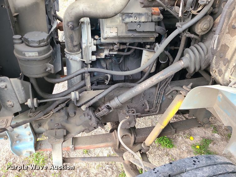 image for item MX9618 1999 International 4700  truck cab and chassis