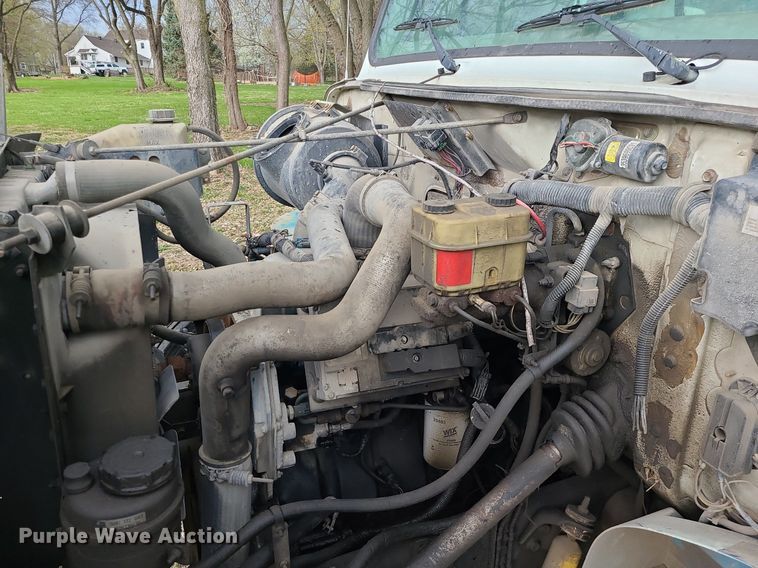 image for item MX9618 1999 International 4700  truck cab and chassis