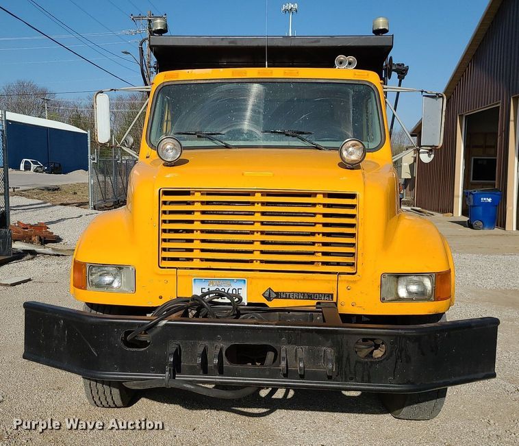image for item MX9659 2002 International 4900  dump truck