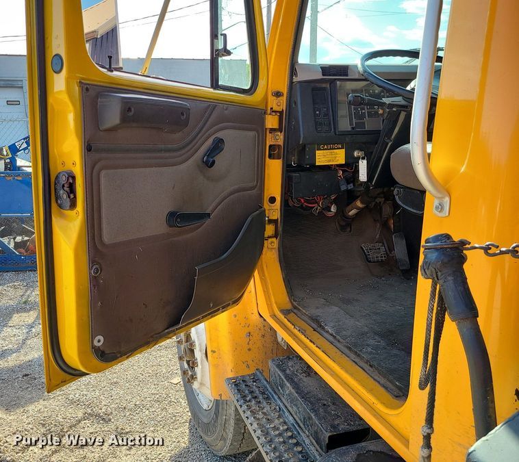 image for item MX9659 2002 International 4900  dump truck