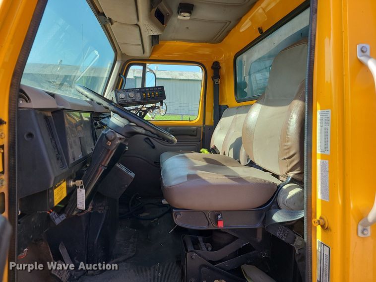 image for item MX9659 2002 International 4900  dump truck