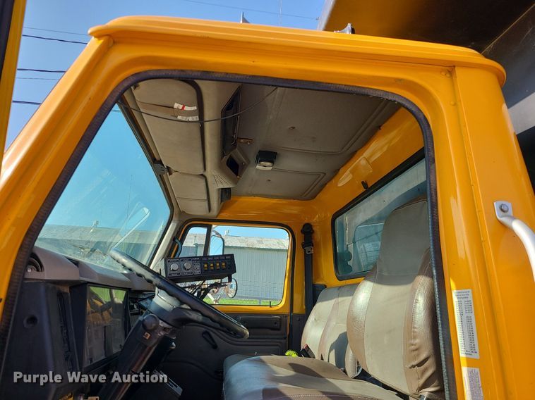 image for item MX9659 2002 International 4900  dump truck