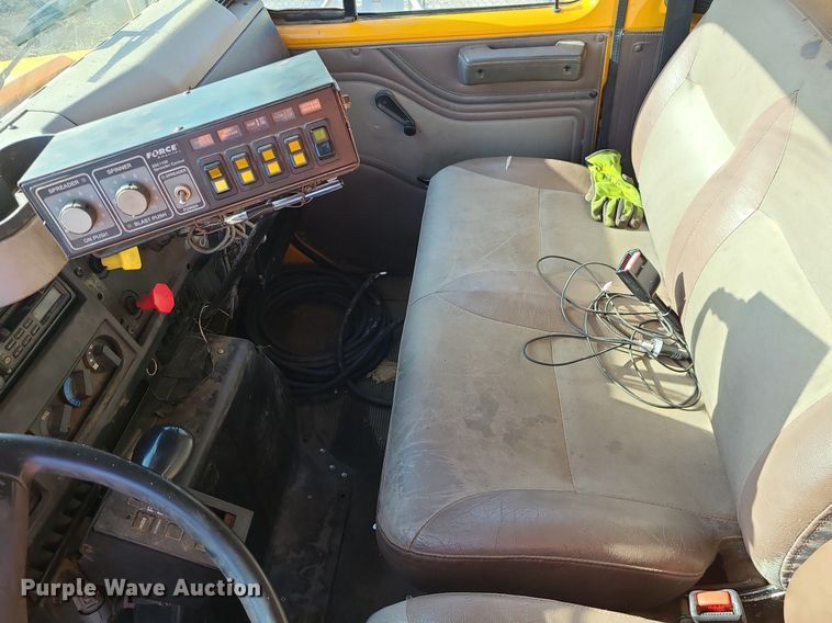 image for item MX9659 2002 International 4900  dump truck