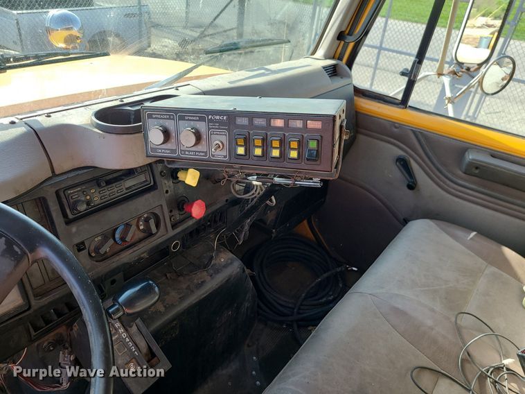 image for item MX9659 2002 International 4900  dump truck