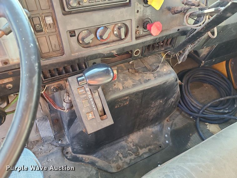 image for item MX9659 2002 International 4900  dump truck