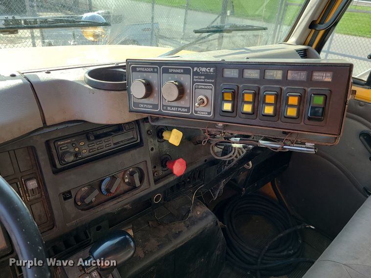 image for item MX9659 2002 International 4900  dump truck