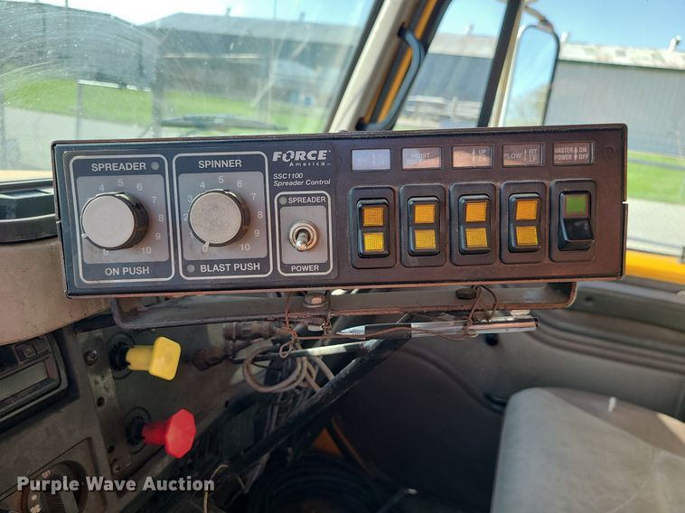 image for item MX9659 2002 International 4900  dump truck