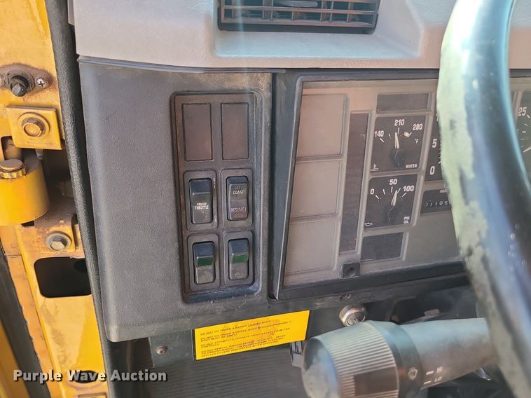 image for item MX9659 2002 International 4900  dump truck