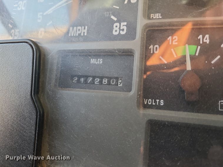 image for item MX9659 2002 International 4900  dump truck