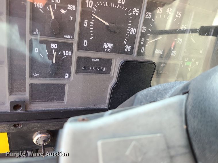 image for item MX9659 2002 International 4900  dump truck