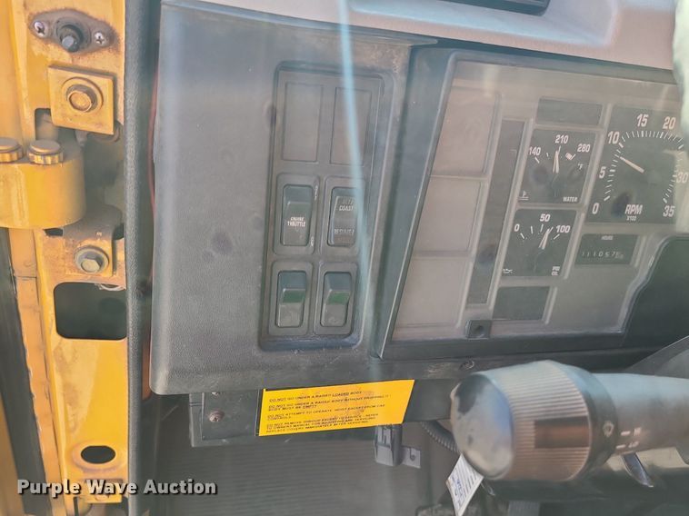 image for item MX9659 2002 International 4900  dump truck