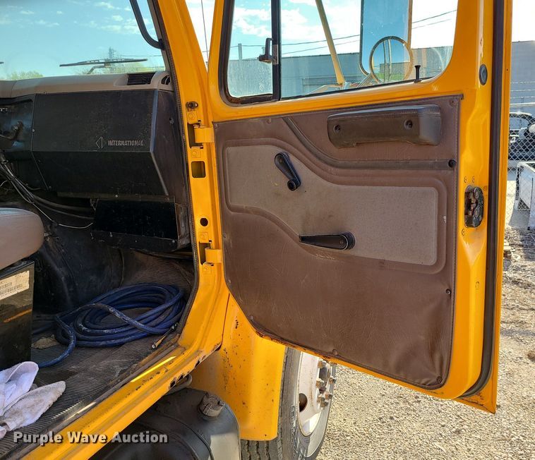 image for item MX9659 2002 International 4900  dump truck