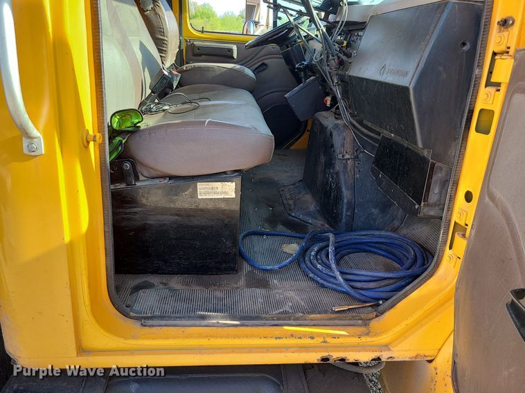 image for item MX9659 2002 International 4900  dump truck