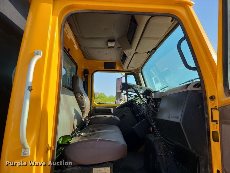 image for item MX9659 2002 International 4900  dump truck