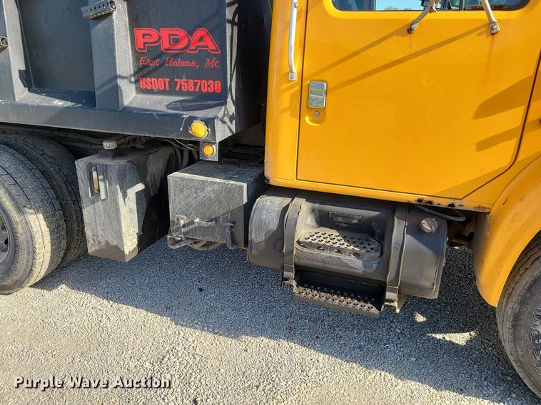 image for item MX9659 2002 International 4900  dump truck