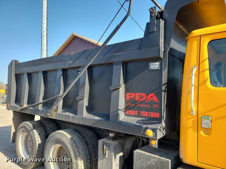 image for item MX9659 2002 International 4900  dump truck