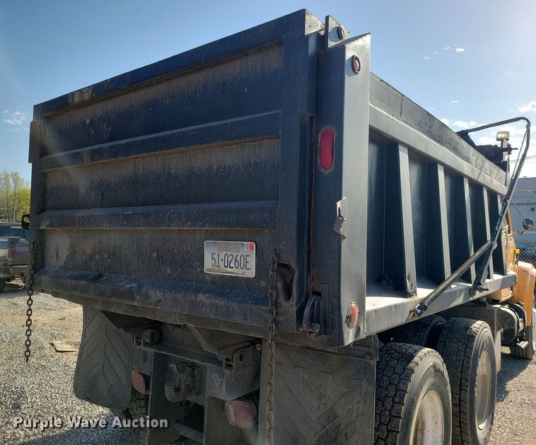 image for item MX9659 2002 International 4900  dump truck