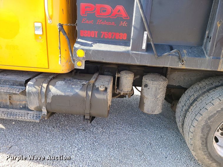 image for item MX9659 2002 International 4900  dump truck