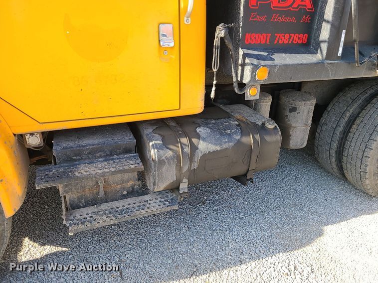 image for item MX9659 2002 International 4900  dump truck