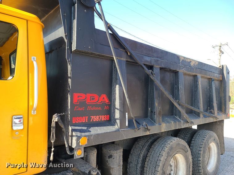 image for item MX9659 2002 International 4900  dump truck