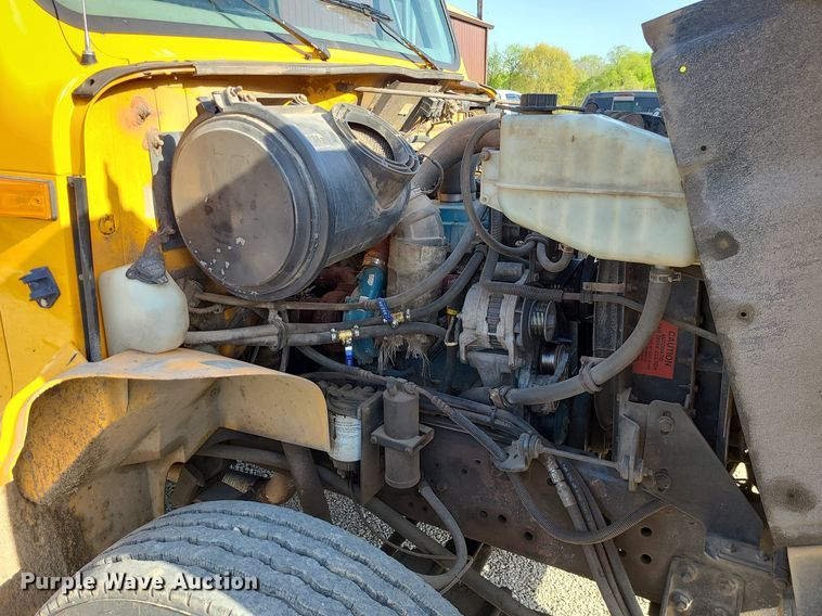 image for item MX9659 2002 International 4900  dump truck