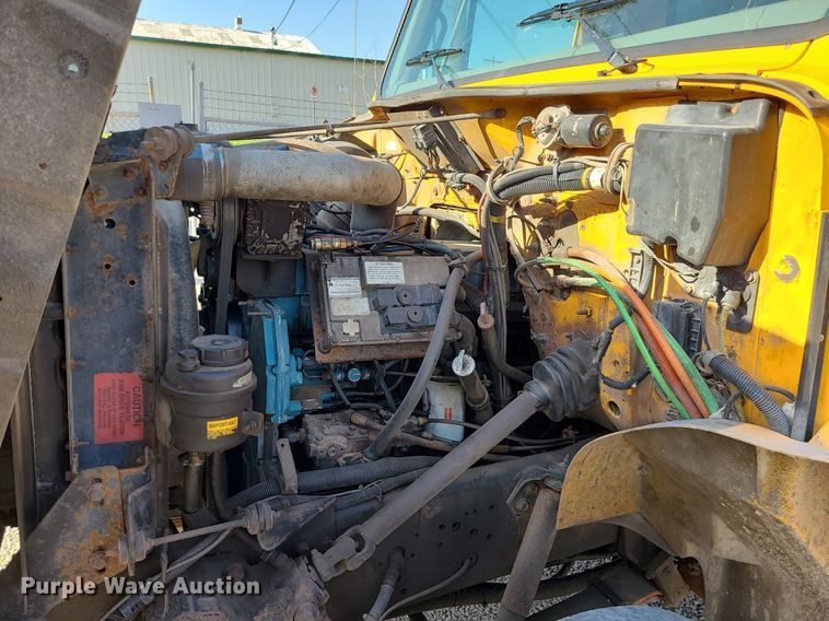 image for item MX9659 2002 International 4900  dump truck