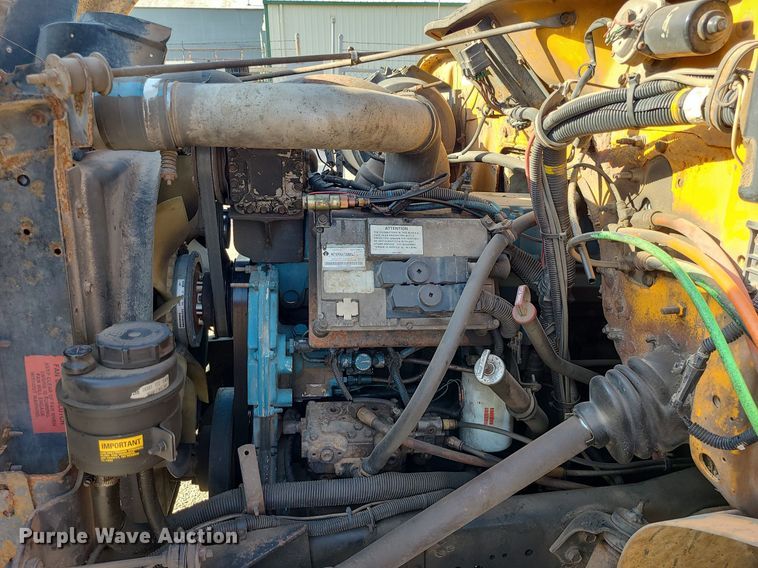 image for item MX9659 2002 International 4900  dump truck