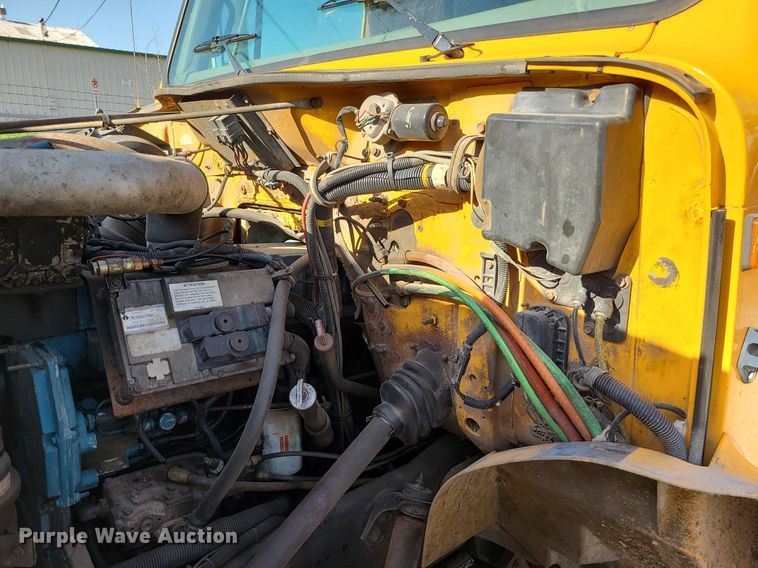 image for item MX9659 2002 International 4900  dump truck