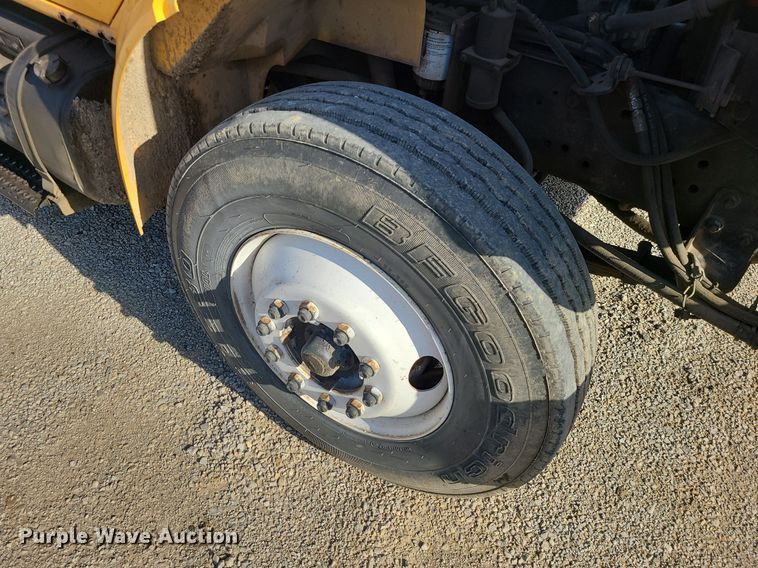 image for item MX9659 2002 International 4900  dump truck