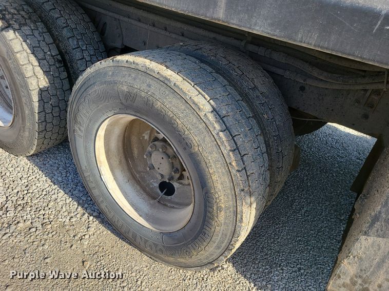 image for item MX9659 2002 International 4900  dump truck